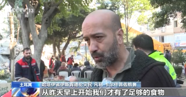 土耳其搜救行动持续 民众守候现场期待奇迹