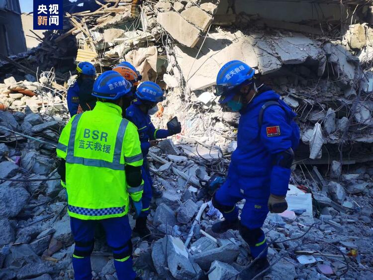 中国蓝天救援队在土救出幸存者1人 搜救工作持续进行中