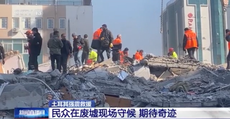 土耳其搜救行动持续 民众守候现场期待奇迹