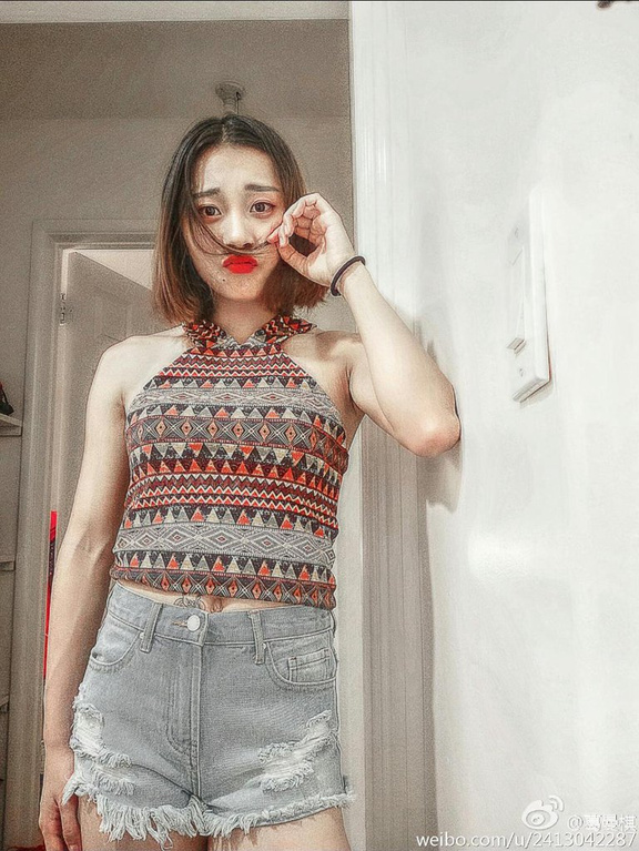 组图：中国百米女飞人葛曼棋 大眼美女私照卖萌