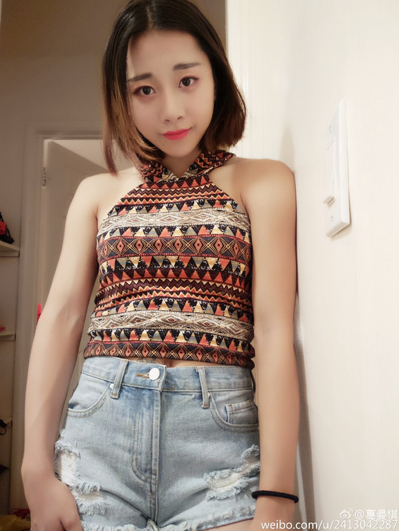 组图：中国百米女飞人葛曼棋 大眼美女私照卖萌