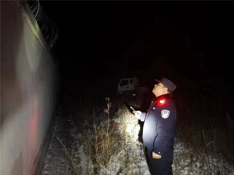 洛阳铁路公安处方城站派出所：护航旅客平安出行_fororder_排查线路隐患 摄影 许凯