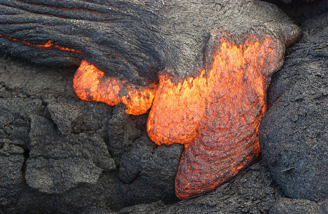 夏威夷火山爆发 高温熔浆流淌成奇观(组图)