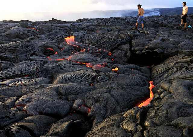 夏威夷火山爆發 高溫熔漿流淌成奇觀(組圖)