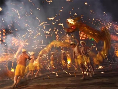 （转载）一个春节表演近五十场 成都“火龙灯舞”火了