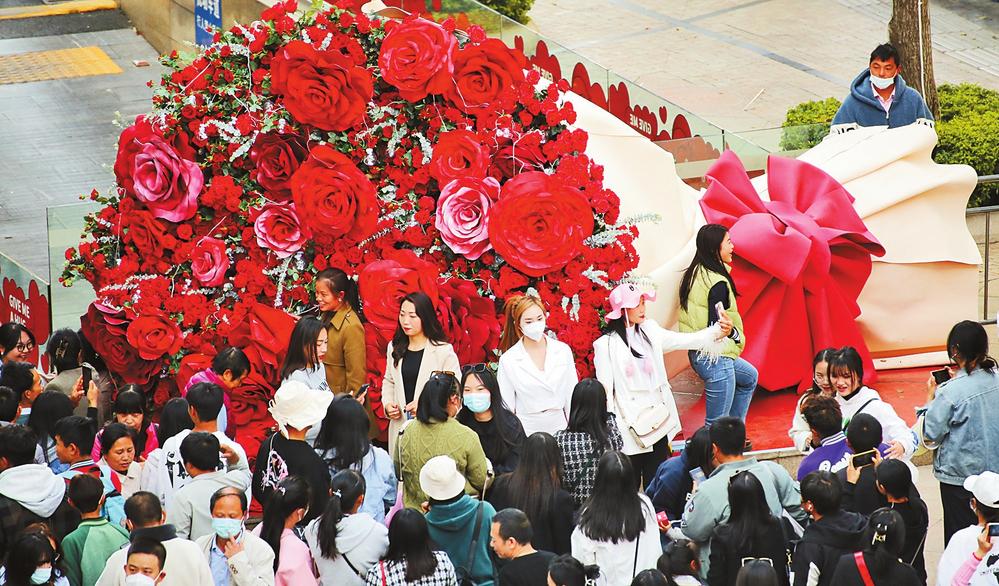 情人节氛围浓郁 3.2米高巨型玫瑰花束扮靓春城昆明_fororder_966