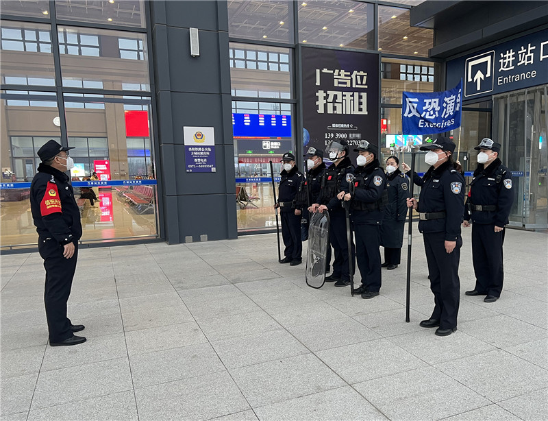 洛阳铁路公安处方城站派出所：护航旅客平安出行_fororder_开展实战拉动演练 摄影 许凯
