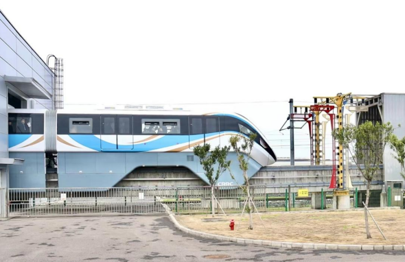 【原创】国内首列多适应性中运量单轨系统车辆在重庆两江新区下线_fororder_微信图片_20230213133920