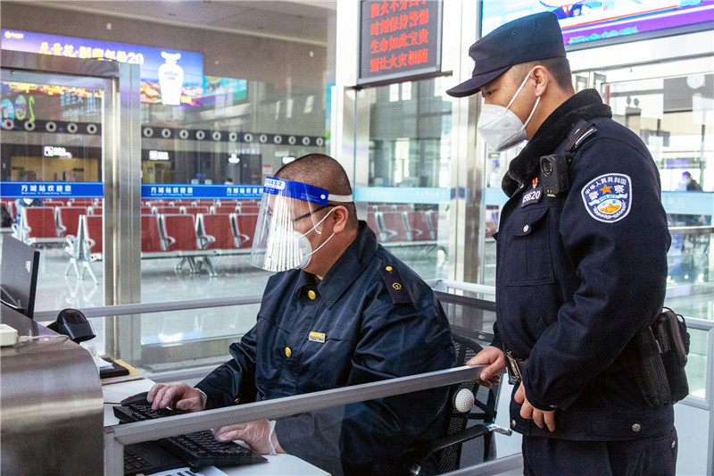 洛阳铁路公安处方城站派出所：护航旅客平安出行_fororder_现场督导“三品”安全检查工作 摄影 许凯.JPG