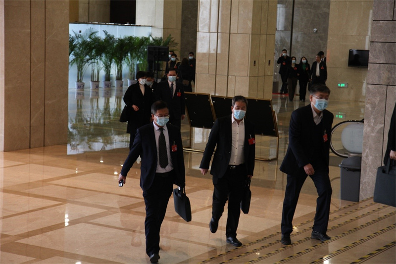 【西安兩會】獻良策傳民意 人大代表陸續報到參會_fororder_3