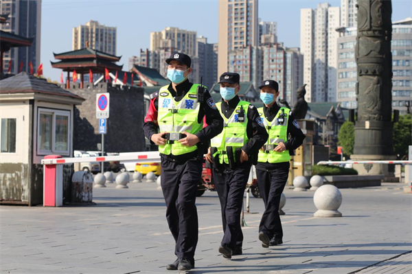 重庆市“百佳社区民警”章旋：与民携手共建平安和谐美好家园_fororder_图片1