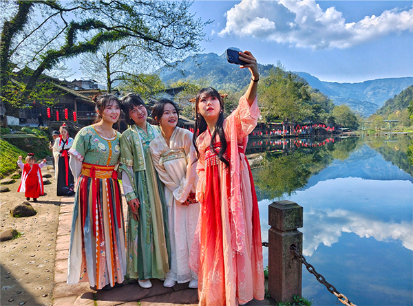 眉山洪雅举行“阳春三月季·国风游柳江”活动_fororder_活动现场-供图-洪雅县摄影协会（1）