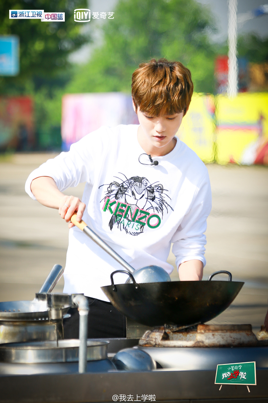 "上学啦"鹿晗大张伟厨艺争霸 颠勺用尽洪荒之力