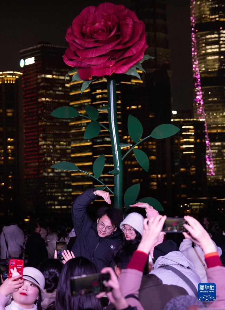 巨型“玫瑰”亮相上海外滩