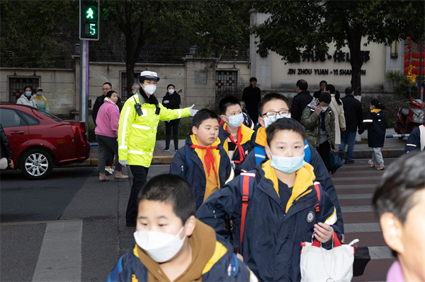 开学第一周 重庆两江新区警方为学校送去安全“大礼包”_fororder_图片2