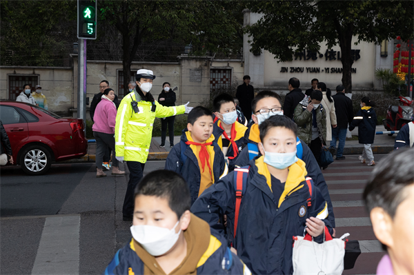 開學第一週 重慶兩江新區警方為學校送去安全“大禮包”_fororder_圖片2