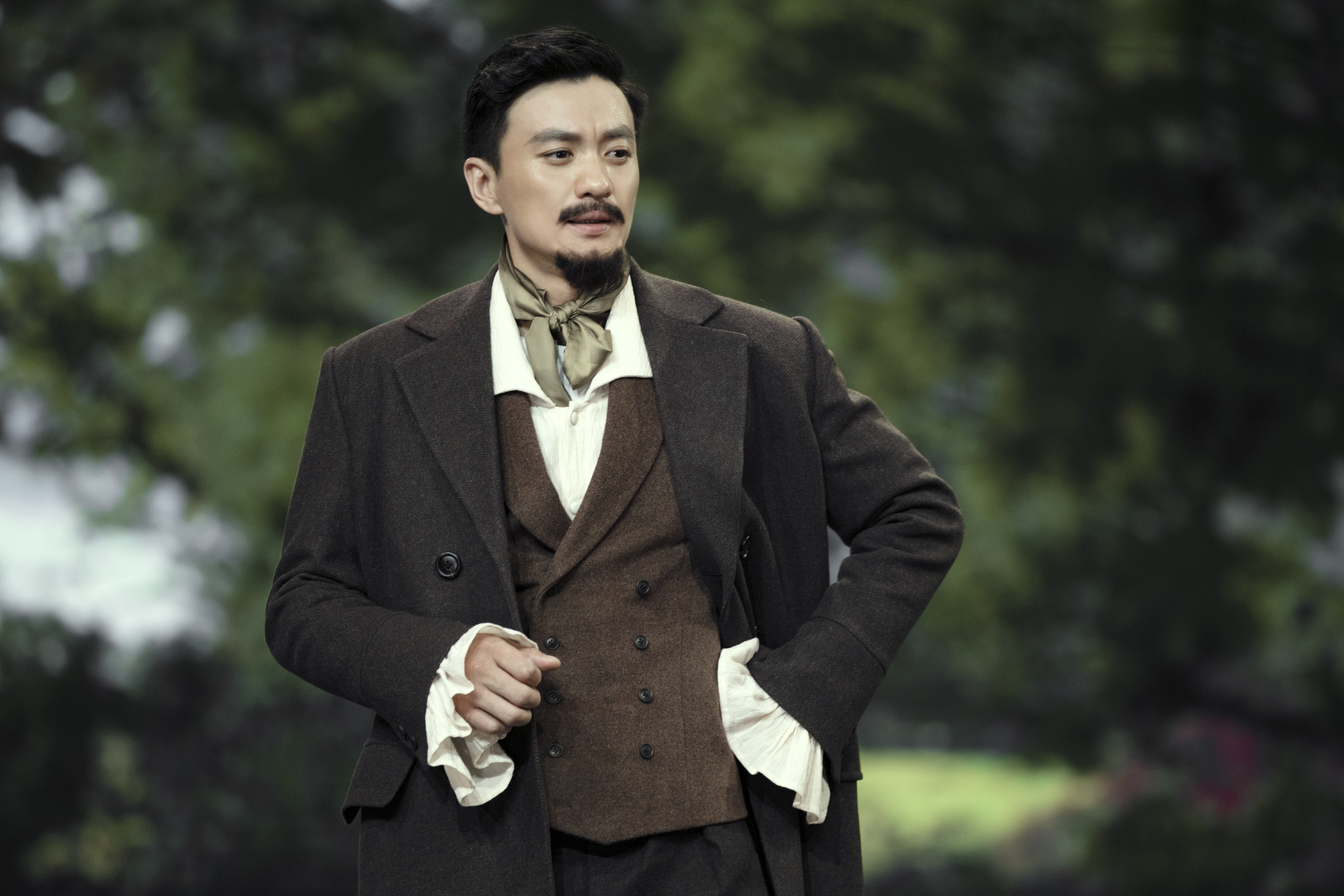 周一围英伦造型亮相一本好书第二季