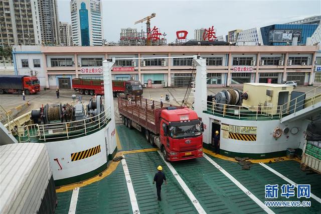 8月19日,離島車輛在海口秀英港碼頭登船準備過海.