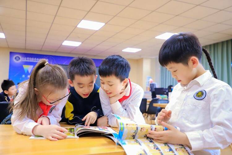 辛玲校长开学致辞 有梦不觉天涯远 扬帆远航再出发