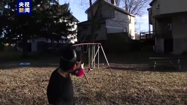 央视记者探访俄亥俄州毒气泄漏现场：脱轨列车残骸仍在 距离居民区仅几米距离