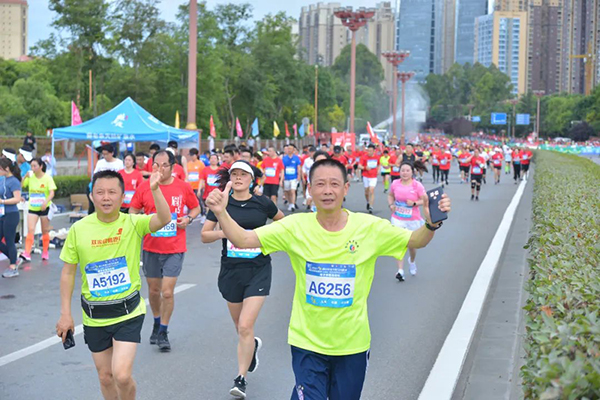 赛事规模14000人 2023“眉山东马”将于3月18日鸣枪开跑_fororder_往年“东马”赛事现场-供图-眉山市东坡区委宣传部