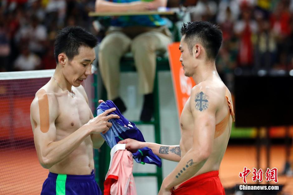 “林李大战”李宗伟获胜 双方交换球衣紧密拥抱