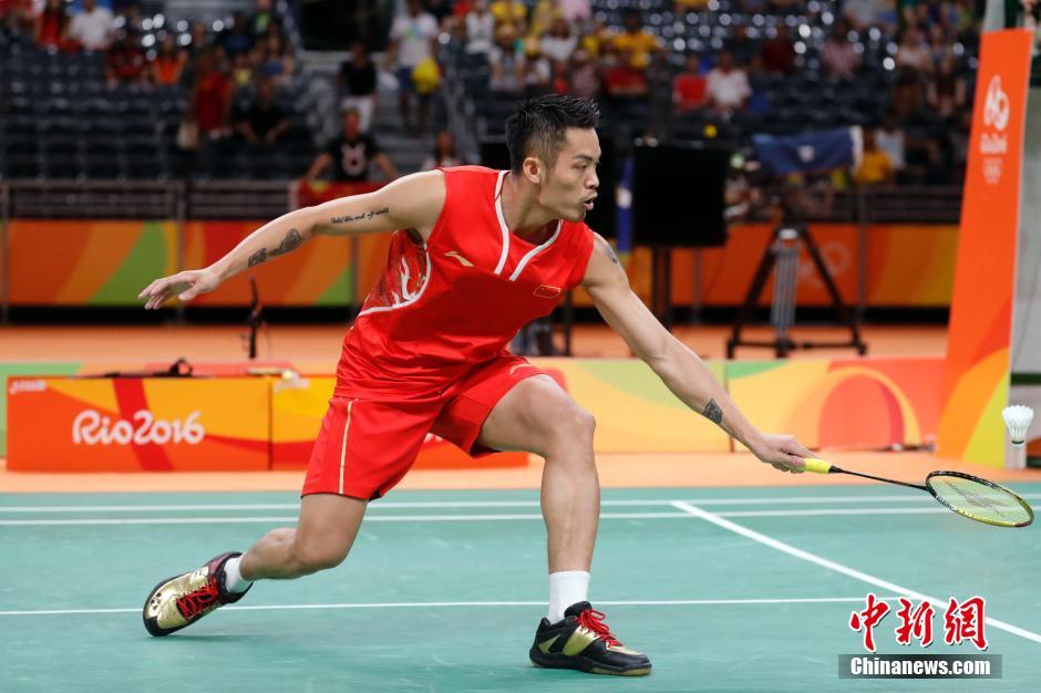 “林李大战”李宗伟获胜 双方交换球衣紧密拥抱