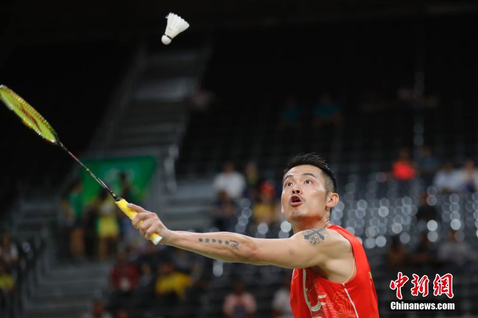 “林李大战”李宗伟获胜 双方交换球衣紧密拥抱