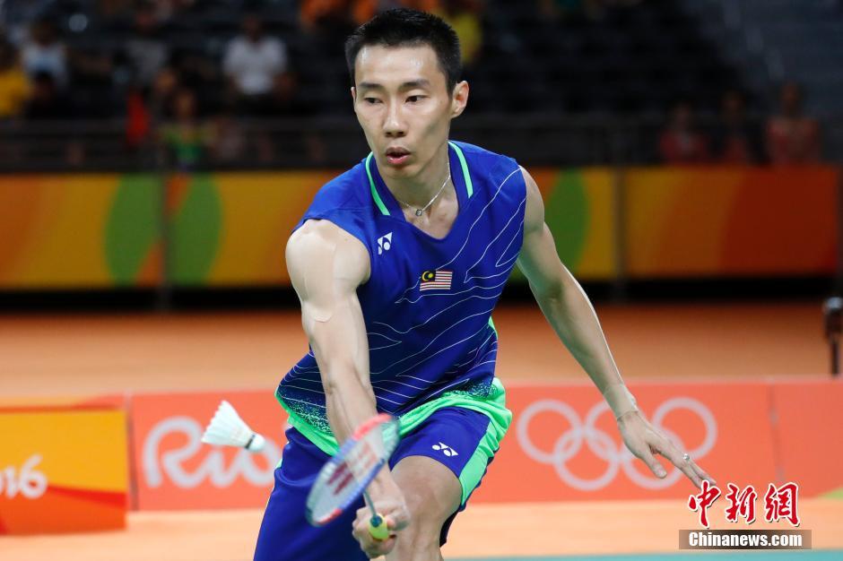 “林李大战”李宗伟获胜 双方交换球衣紧密拥抱