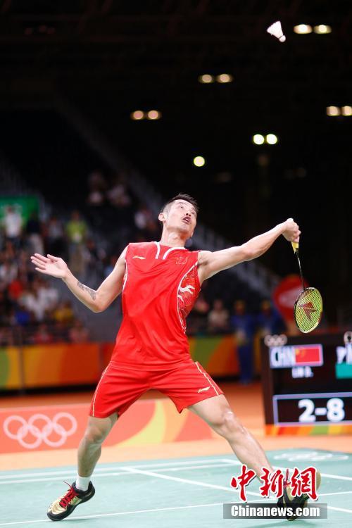 “林李大战”李宗伟获胜 双方交换球衣紧密拥抱