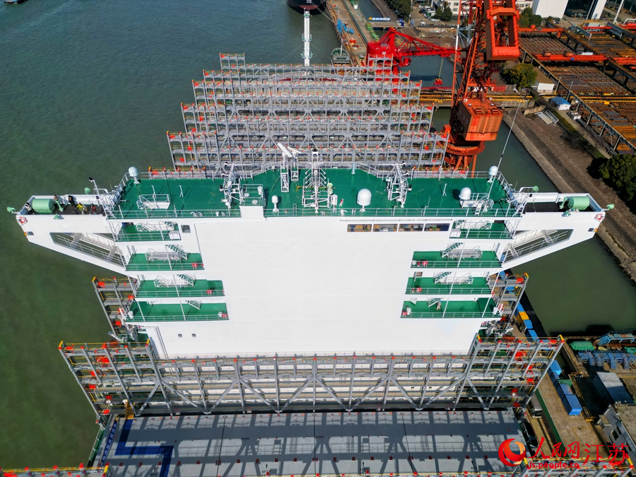 全球顶级装载量集装箱船在江苏南通完工