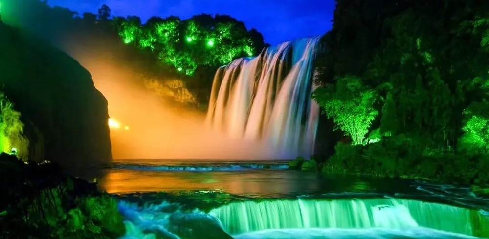 贵州安顺：夜游黄果树瀑布 感知不一样的“瀑布美”