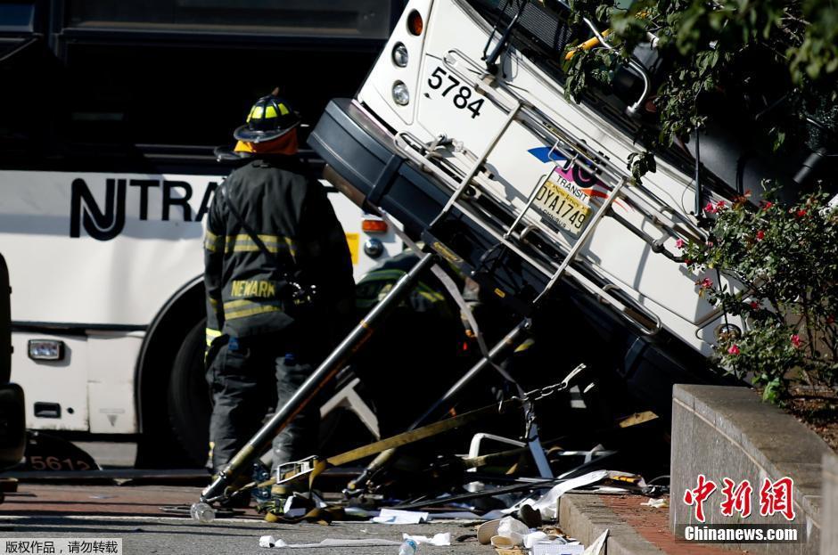 美国新泽西州纽瓦克两大巴相撞 事故现场被封锁