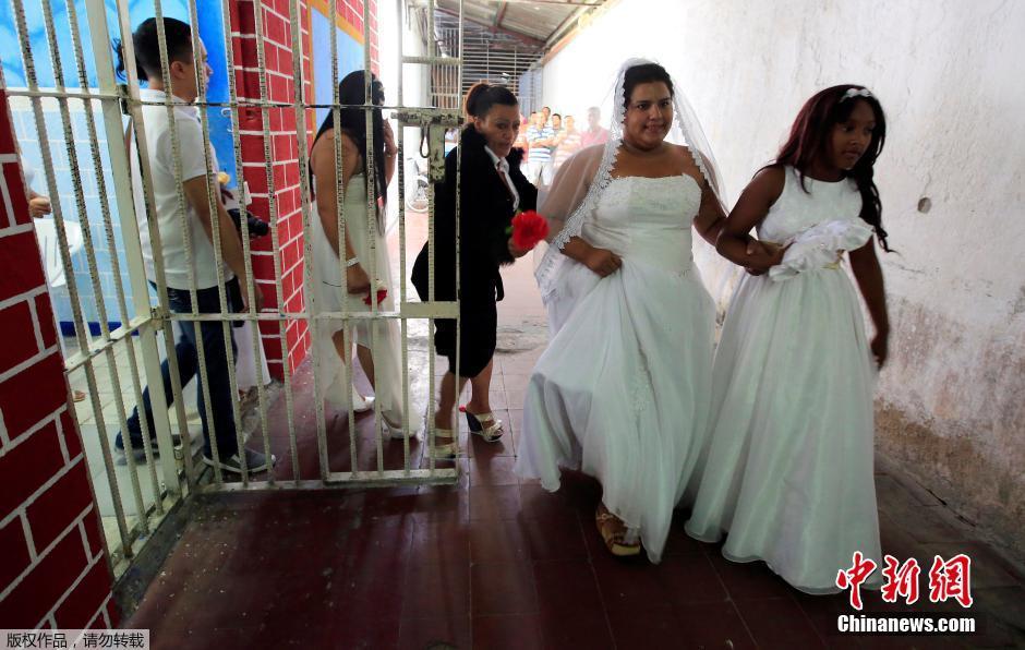 哥伦比亚监狱举行囚犯集体婚礼