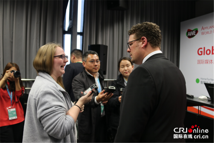图片默认标题_fororder_CRI中外记者“闪亮登陆”AWE2018国际媒体日497
