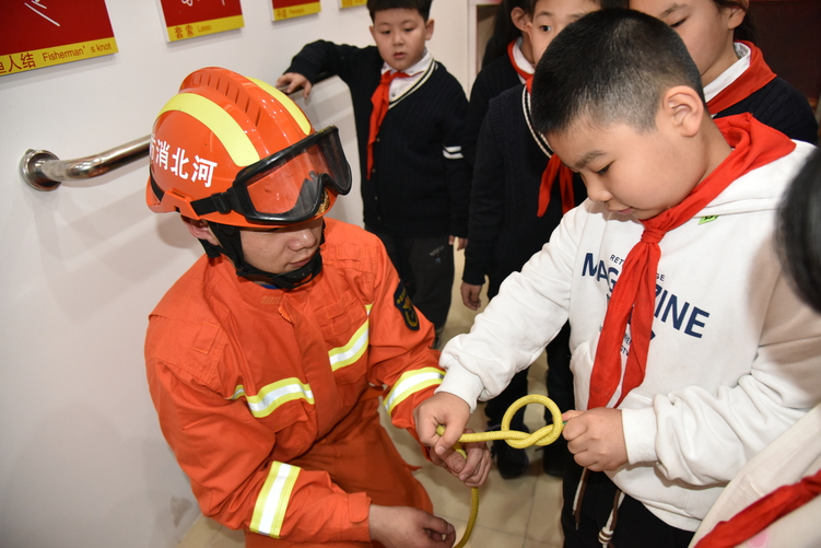 Shijiazhuang Yuhua District: Kids Learn about Fire Safety at Close Range_fororder_88