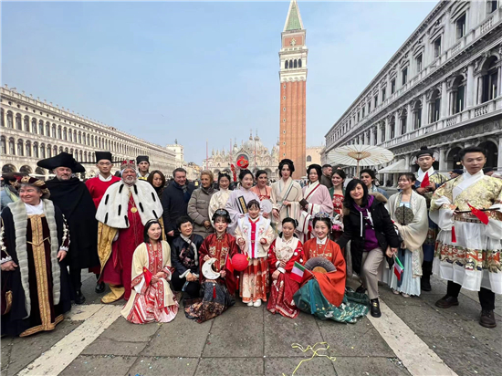 中国传统服饰惊艳亮相威尼斯狂欢节