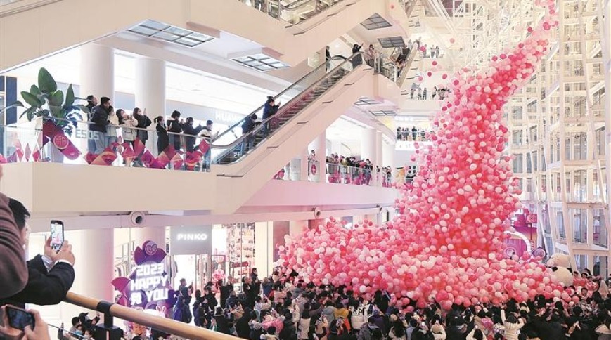 大連：“氣球雨”飄來人氣旺