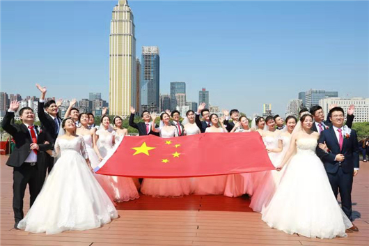 【湖北】【CRI原创】武汉12对医务人员举办集体婚礼 唱响医者家国情怀