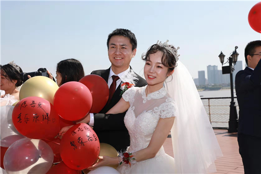 【湖北】【CRI原创】武汉12对医务人员举办集体婚礼 唱响医者家国情怀