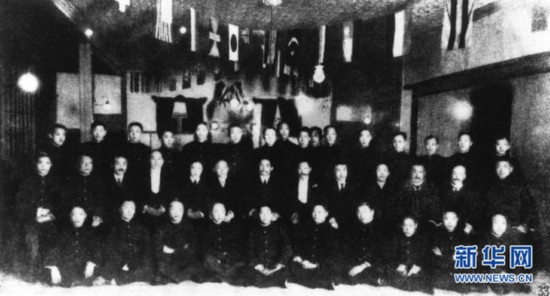 1905年8月20日，孙中山先生联合兴中会、华兴会、光复会等革命团体，在日本东京组成中国同盟会。图为同盟会成立时合影，第二排左七为孙中山（照片）。