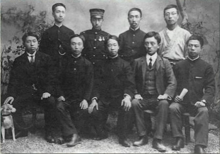 1905年，华兴会部分成员在日本合影。前排左1黄兴，左3胡瑛，左4宋教仁，左5柳阳谷；后排左1章士钊，左4刘揆一。