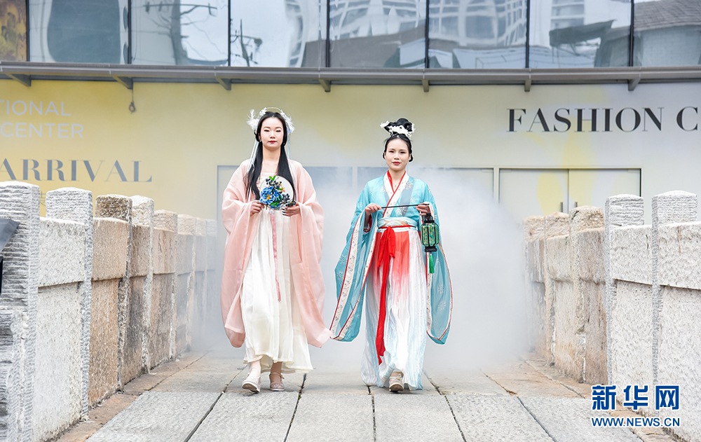 二月二 武漢漢正街350年保壽硚上演時尚服裝秀