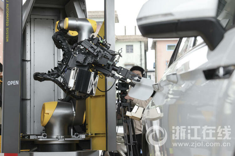 智能加油机器人亮相_fororder_W020230316577195495906