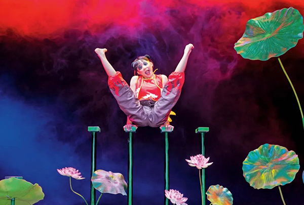 自贡杂技收到两封来自海外的邀请函_fororder_自贡市杂技团青年演员郭瑶姚表演的节目《倒立•哪吒》