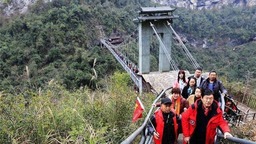 “旅遊的春天到了” 湖北恩施旅遊市場火熱