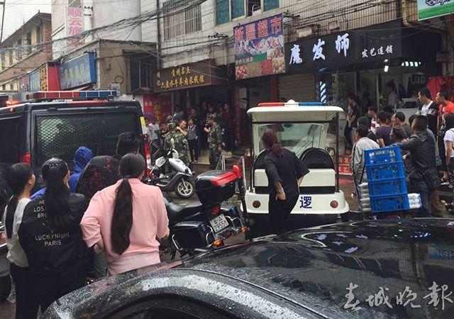 昆明：兩夥人提刀持槍追逐火拼 大批武警出動