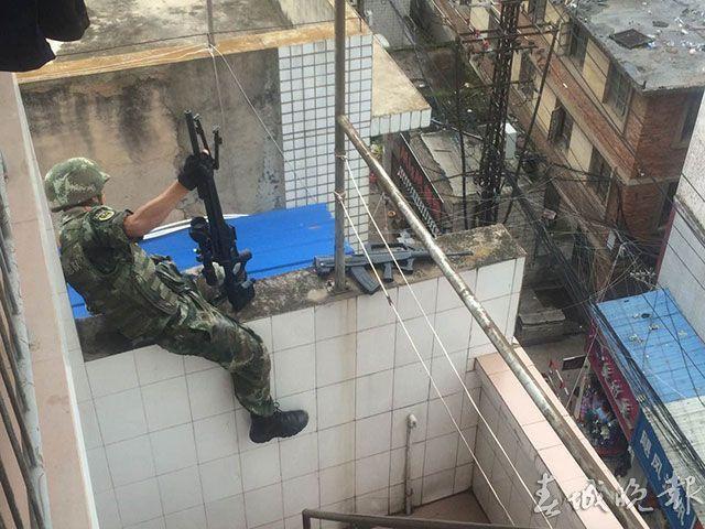 昆明：兩夥人提刀持槍追逐火拼 大批武警出動