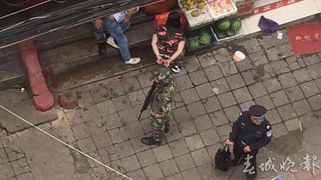 昆明：兩夥人提刀持槍追逐火拼 大批武警出動