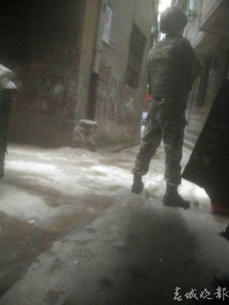 昆明：兩夥人提刀持槍追逐火拼 大批武警出動